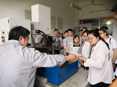 说明: C:\Users\chenzhong2015\Desktop\新闻素材\新闻素材\陈前亮老师在讲解特种加工线切割.jpg
